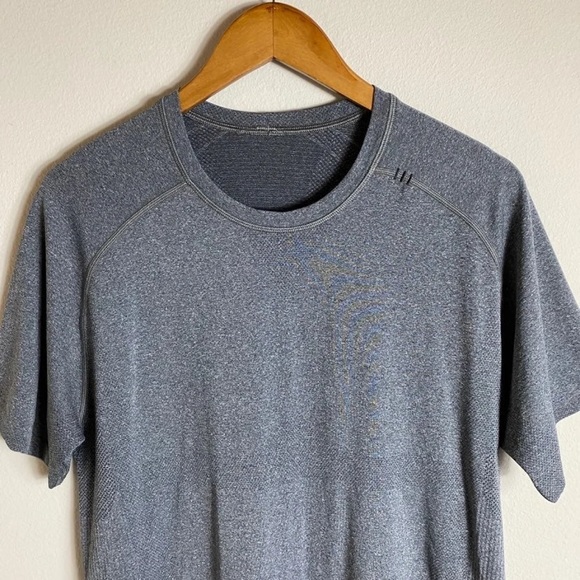 ❌SOLD❌Men’s Large Grey Active Lululemon Shirt - Picture 7 of 14
